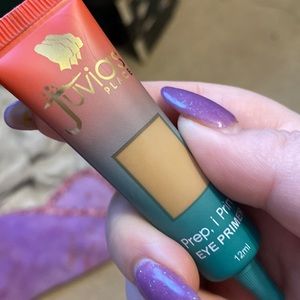 juvias place shade 2 eye primer swatches but not actually used too dark for me